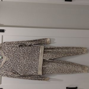 Women's M Leopard cozy set